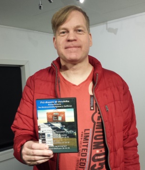 Jónas Yngvason með DVD disk Frá draumi til veruleika